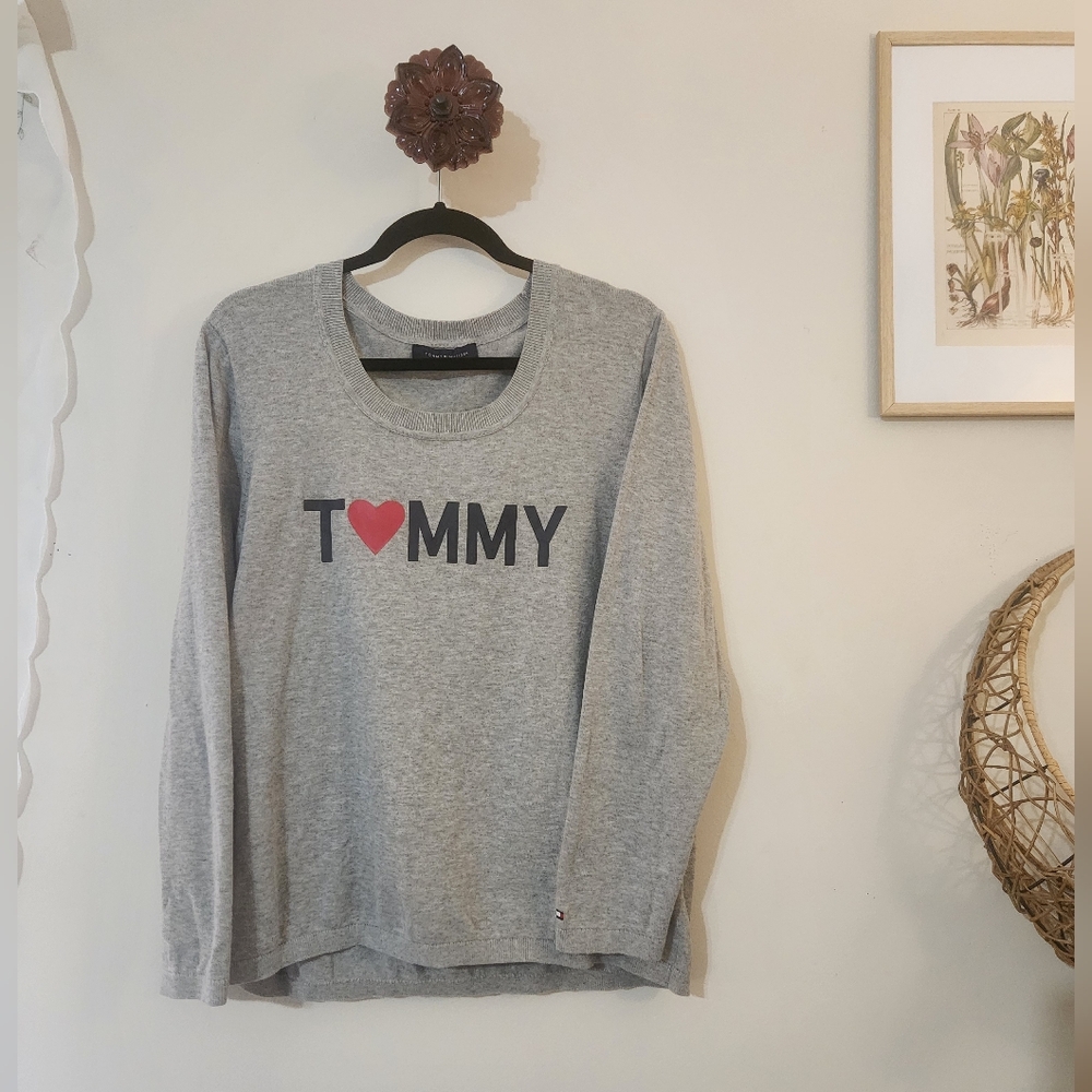 Tommy Hilfiger Women’s M Grey Heather Tommy Logo Heart Scoop Neck Sweater